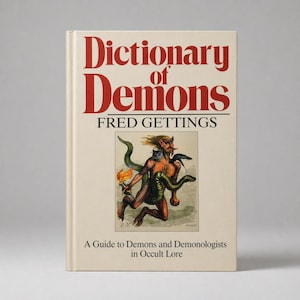 K&ouml;nnte beinhalten: Ein Hardcover-Buch mit dem Titel "Dictionary of Demons" von Fred Gettings. Das Cover zeigt einen roten Titel und eine Illustration eines D&auml;mons mit einer Fackel und einer Schlange. Der Untertitel lautet "A Guide to Demons and Demonologists in Occult Lore."
