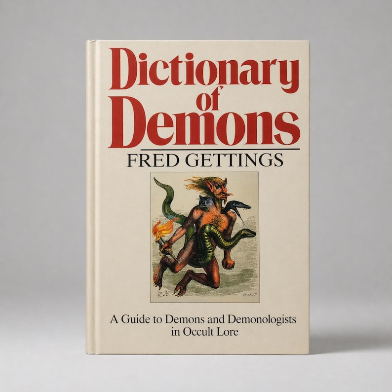 K&ouml;nnte beinhalten: Ein Hardcover-Buch mit dem Titel "Dictionary of Demons" von Fred Gettings. Das Cover zeigt einen roten Titel und eine Illustration eines D&auml;mons mit einer Fackel und einer Schlange. Der Untertitel lautet "A Guide to Demons and Demonologists in Occult Lore."