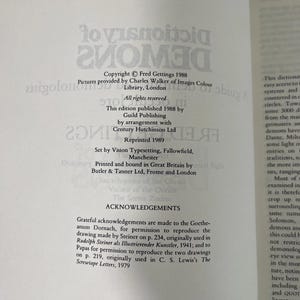 K&ouml;nnte beinhalten: Offene Buchseite mit Text aus "A Dictionary of Demons" von Fred Gettings, ver&ouml;ffentlicht 1988. Die Seite enth&auml;lt Copyright-Informationen, Danksagungen und Details zum Druck des Buches.