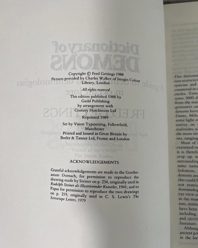 K&ouml;nnte beinhalten: Offene Buchseite mit Text aus "A Dictionary of Demons" von Fred Gettings, ver&ouml;ffentlicht 1988. Die Seite enth&auml;lt Copyright-Informationen, Danksagungen und Details zum Druck des Buches.
