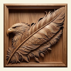 Peut inclure: Sculpture en bois détaillée d'une tête d'aigle et d'une grande plume, la plume intégrant le design du drapeau américain. La sculpture est encadrée dans un cadre en bois, mettant en valeur des détails et des textures complexes.