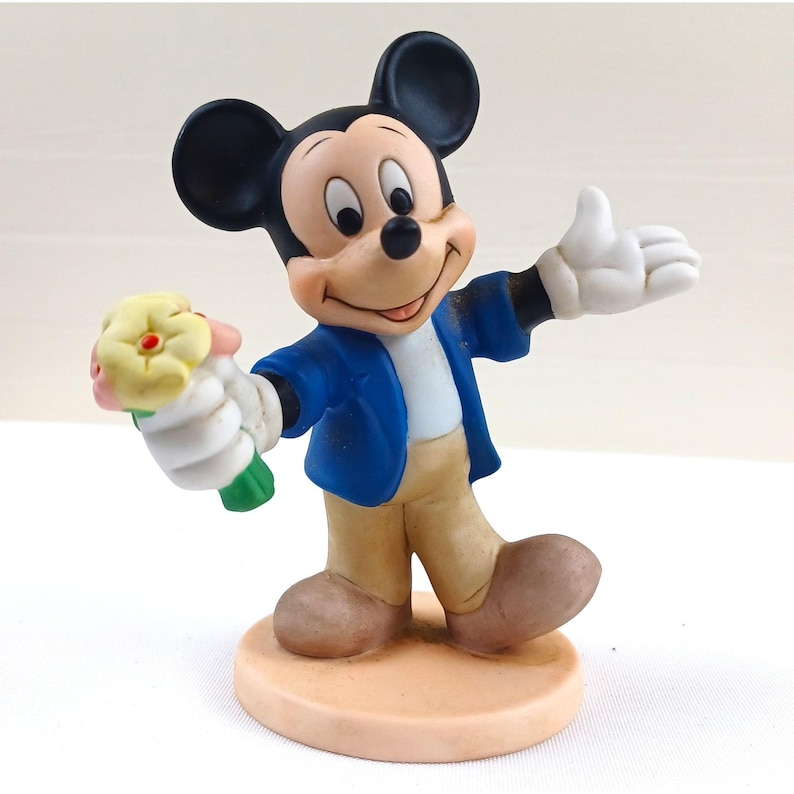 Vintage Musse Pigg-figur som håller blomma klassisk displayfigur bild 1
