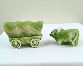 Juego de salero y pimentero de carro de bueyes verde vintage con forma de toro, estilo granja del oeste