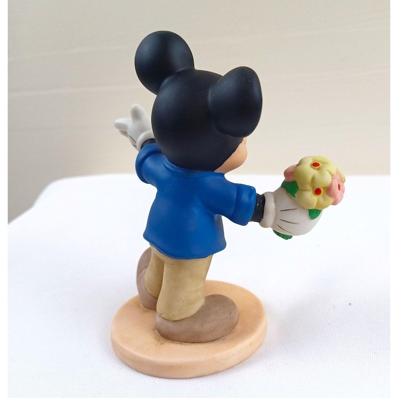 Vintage Musse Pigg-figur som håller blomma klassisk displayfigur bild 3