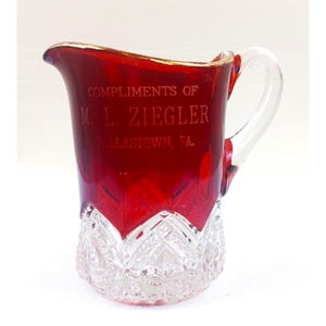 Jarra para crema de vidrio Ruby Flash vintage, cortesía de M.Lm Ziegler, Dallastown, Pensilvania.