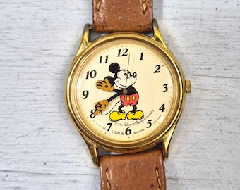 Reloj de cuarzo vintage Lorus Disney Mickey Mouse con correa de cuero marrón y detalles en tono dorado.