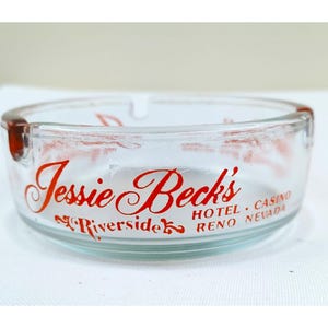 Cenicero de cristal vintage del hotel casino Riverside de Jessie Beck, Reno, Nevada, con letras rojas.