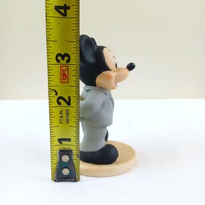 Estatueta vintage do Mickey Mouse da Walt Disney, terno cinza e gravata vermelha para um encontro romântico. imagem 5