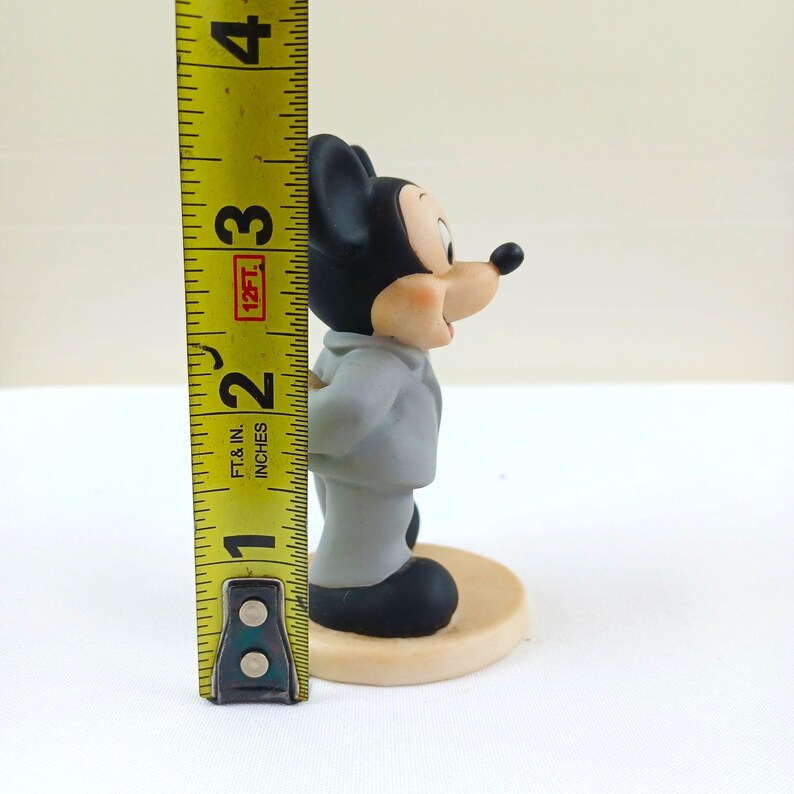 Estatueta vintage do Mickey Mouse da Walt Disney, terno cinza e gravata vermelha para um encontro romântico. imagem 5