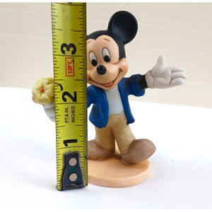 Vintage Musse Pigg-figur som håller blomma klassisk displayfigur bild 4