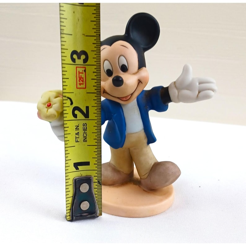Vintage Musse Pigg-figur som håller blomma klassisk displayfigur bild 4