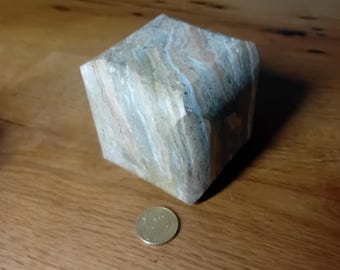 Cubo de piedra travertino veteada – Pisapapeles decorativo de escritorio en color beige grisáceo natural (8 cm)