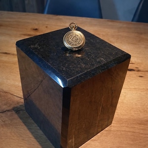 Può includere: Un set di tre tazze in ceramica con finitura opaca e macchiettata. Le tazze sono nei toni del crema, grigio chiaro e grigio scuro. Ogni tazza ha un design semplice e minimalista.