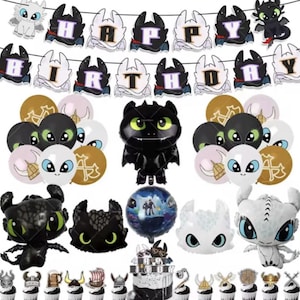 Puede incluir: Un conjunto de decoraciones para fiestas con personajes de "Cómo entrenar a tu dragón". Incluye globos, una pancarta que dice "HAPPY BIRTHAY", adornos para cupcakes y una tarta temática de dragones.