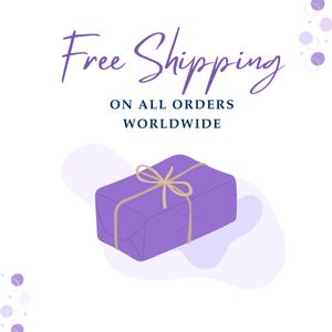 Pu&ograve; includere: Un pacco regalo viola legato con un fiocco beige, su sfondo bianco con cerchi viola decorativi. Il testo "Free Shipping" &egrave; scritto in corsivo sopra il testo "On All Orders Worldwide."