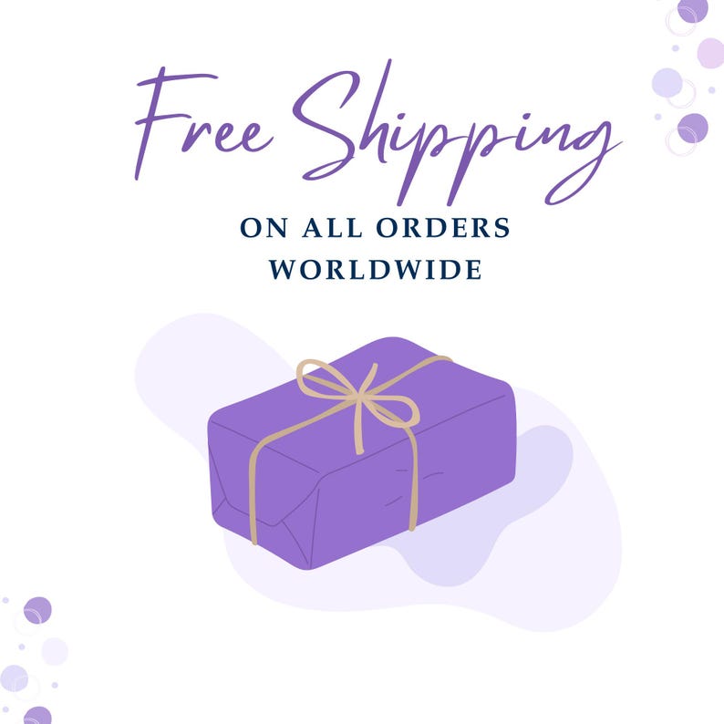 Pu&ograve; includere: Un pacco regalo viola legato con un fiocco beige, su sfondo bianco con cerchi viola decorativi. Il testo "Free Shipping" &egrave; scritto in corsivo sopra il testo "On All Orders Worldwide."
