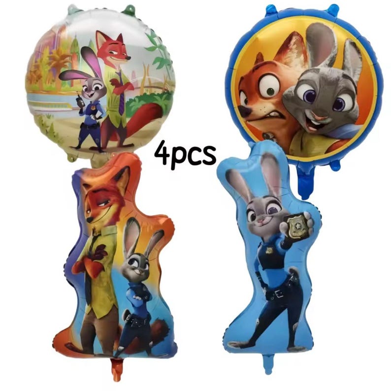 Pu&ograve; includere: Quattro palloncini in alluminio con personaggi di Zootropolis. I palloncini includono immagini di Judy Hopps e Nick Wilde in varie pose. I palloncini hanno la forma dei personaggi e una forma rotonda. Il testo "4pcs" &egrave; visibile.