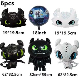 Puede incluir: Seis globos de aluminio con personajes de "Cómo entrenar a tu dragón". Incluye formas de cabeza de dragón en blanco y negro, un globo redondo con personajes y figuras de dragones. Los tamaños varían de 19 x 19,5 cm a 62 x 82,5 cm.