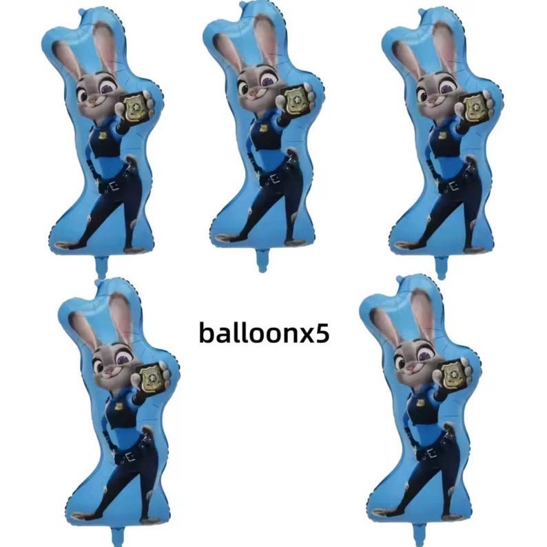 Pu&ograve; includere: Cinque palloncini blu a forma di coniglio poliziotto dei cartoni animati che tiene un distintivo. I palloncini hanno uno sfondo azzurro e la scritta "balloonx5".