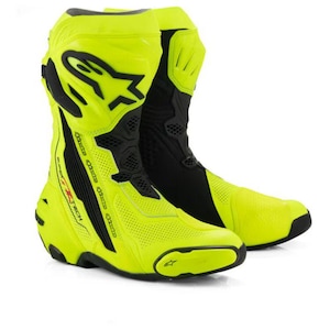 Könnte beinhalten: Ein Paar neongelbe und schwarze Motorrad-Rennstiefel mit dem Alpinestars-Logo auf dem Schienbeinschutz, perforierten Einsätzen am Fuß und dem Schriftzug Supertech an der Seite der Knöchelstützstruktur.