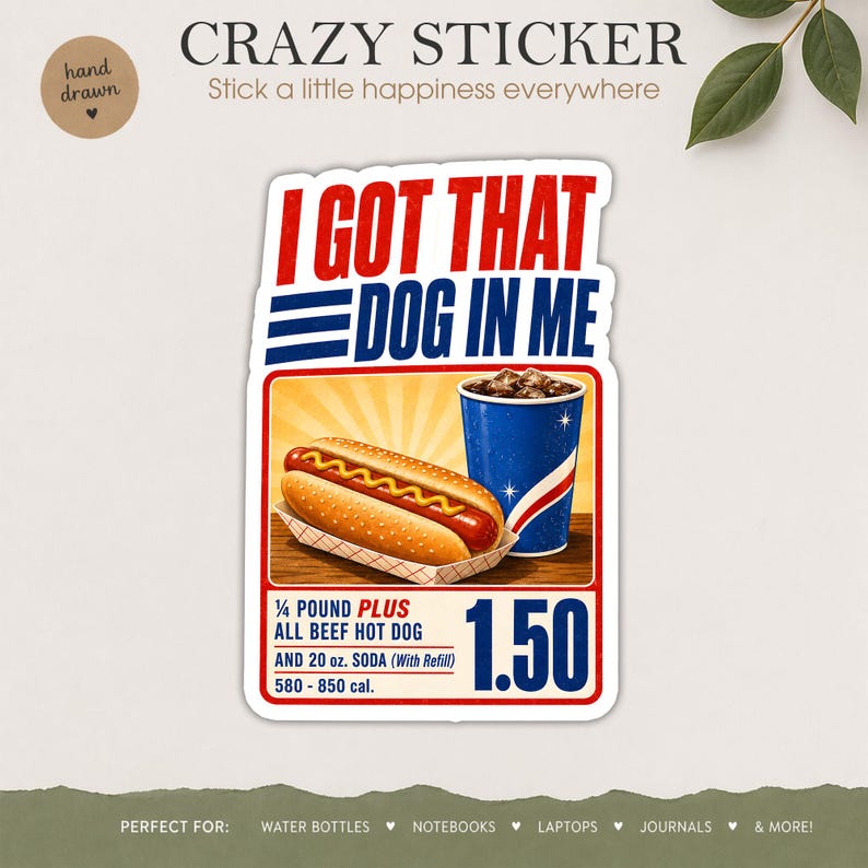 Puede incluir: Una pegatina rectangular con un perrito caliente en una bandeja de papel y un vaso de refresco azul. El texto dice I GOT THAT DOG IN ME, 1/4 POUND PLUS ALL BEEF HOT DOG AND 20 oz. SODA (With Refill) 580 - 850 cal. y 1.50 en rojo, blanco y azul.