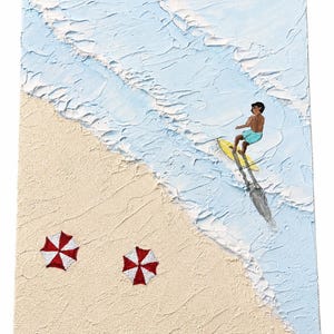 Könnte beinhalten: Ein strukturiertes Gemälde auf Leinwand zeigt eine Strandszene mit beigem Sand und hellblauen Meereswellen. Eine Figur in hellblauer Hose surft auf einem gelben Surfbrett auf dem Wasser. Zwei rot-weiß gestreifte Sonnenschirme stehen im Sand.