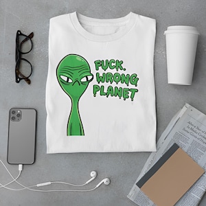 Camiseta divertida de alienígena con meme sarcástico de "Fuck Wrong Planet", camiseta con gráfico de OVNI, camiseta de humor extraño, regalo divertido de meme para él, camiseta de alienígena espacial