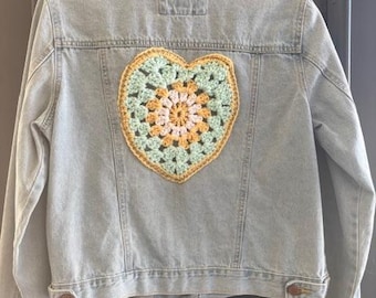 Jaqueta jeans reciclada com aplique de coração de crochê estilo "vovó".