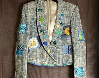 Upcycled cropped Tweed Blazer – Wearable Art Patchwork jacket – Hand Embbellished Buttons, Bee & Sunflower Appliqué – OOAK Statement Piece
