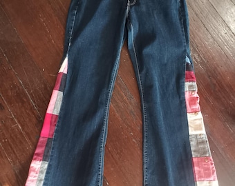 Pantalones acampanados de mezclilla reciclada para mujeres con curvas
