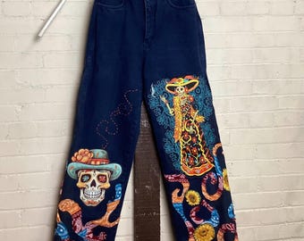 Jeans vintage de Bill Blass rediseñados con el estilo de La Catrina/Calavera de azúcar.