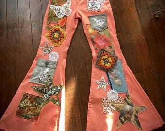 Pantalones vaqueros acampanados de coral reciclados, talla 10, pantalones bohemios con patchwork, vaqueros de encaje de ganchillo con mariposas, vaqueros hippies para festivales, arte para vestir.