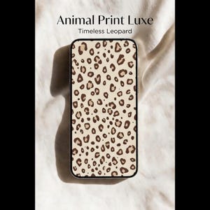 Puede incluir: Un juego de tres tazas de cerámica con acabado mate moteado. Las tazas son de color crema, gris claro y gris oscuro. Cada taza tiene un diseño simple y minimalista.