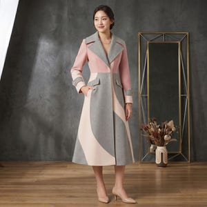 Gabardina de lana — Bloques de color rosa y gris — Elegante abrigo midi a medida — Regalo de lujo