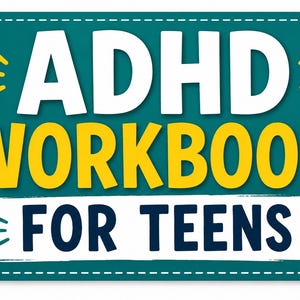 Op de afbeelding: Een turquoise rechthoekig bord met afgeronde hoeken met de tekst "ADHD WORKBOOK FOR TEENS". De woorden "ADHD" en "WORKBOOK" zijn respectievelijk in wit en geel. De tekst is omlijnd met een gestippelde witte rand en decoratieve uitbarstingen.