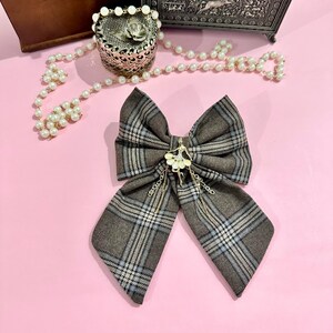 Bruine haarspeld met geruite strik en ballerina met juwelen – romantisch anime-accessoire