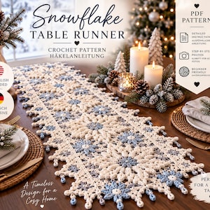 Puede incluir: Un camino de mesa de ganchillo con un patrón repetitivo de copos de nieve en hilo color crema y azul claro. El camino tiene un borde festoneado decorativo con pequeños acentos colgantes. El texto en la imagen dice Snowflake Table Runner y PDF Pattern.