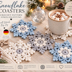 Könnte beinhalten: Eine Häkelanleitung für Schneeflocken-Untersetzer mit dem Text Snowflake Coasters, Crochet Pattern, Häkelanleitung, Small Details Big Joy, US English Included, Deutsch Inklusive, Detailed Written Instructions, Step-by-Step Photos, Material List und Beginner Friendly.