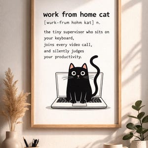 Peut inclure: Une affiche encadrée avec le texte "work from home cat" et une définition. L'illustration montre un chat noir assis sur un ordinateur portable. L'affiche est dans un cadre en bois clair, fond neutre.