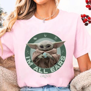 Camiseta de Star Wars The Mandalorian y Grogu "I'm All Ears", Escape del AT-RT de Mando, Camiseta de Star Wars para el Día del Padre, Camiseta de regalo para fans de Star Wars, Regalos para papá imagen 3