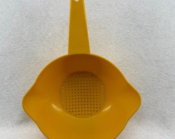 Colino/scolapasta manuale vintage Tupperware giallo con manico e beccucci, 25 cm