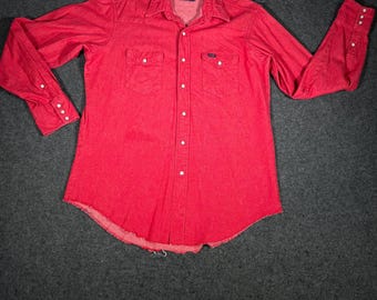 Camicia Western Wrangler vintage con bottoni a pressione, rossa, effetto usurato, orlo grezzo, stile grunge, code lunghe.