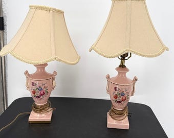 Set di 2 lampade da tavolo vintage in ceramica rosa a forma di urna con decorazioni floreali, stile Hollywood Regency con finiture dorate.