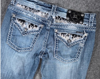 Jeans rectos Miss Me, lavado medio, adornados con lentejuelas, color azul desgastado, talla 29