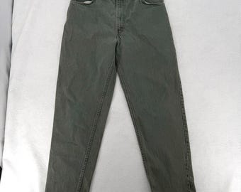Jeans vintage Levis 550 con etichetta arancione, taglia 38x32, vestibilità affusolata, grigio-verde, Made in USA.