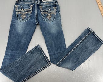 Rock Revival Eleanor Bootcut Jeans Dark Wash Strass Fleur-de-lis Größe 26