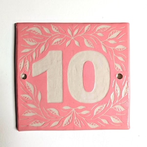 Personalisierte Keramik Hausnummer Schild, handgemachte Sgraffito Leaf Tile, individuelle Farben, Outdoor Plaque