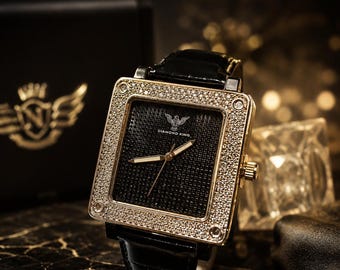 Reloj Diamond King Square con bisel de diamantes y correa de cuero negro.