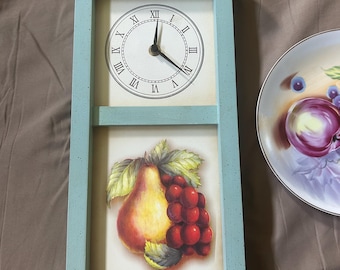 Vintage-Früchte-Wanduhr und dekorative Porzellanteller-Sets