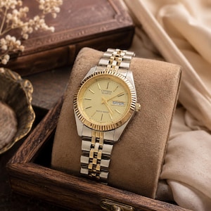 Vintage citizen Two Tone Quartz stainless steel gold silver watch (working)